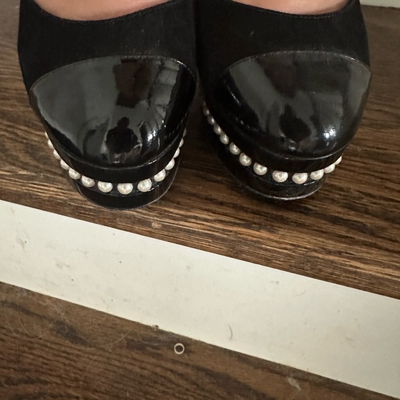 CHANEL Black Pumps With Pearls - Picture 4 of 9